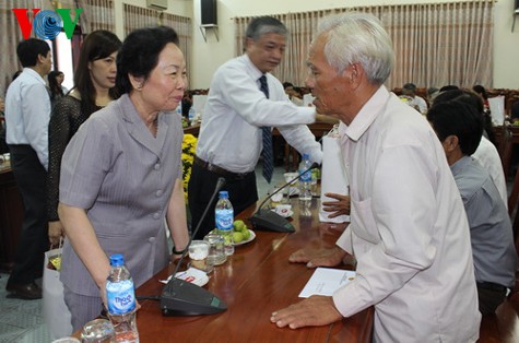 Vizestaatspräsidentin Nguyen Thi Doan besucht Familien der Kriegsversehrten und gefallenen Soldaten - ảnh 1